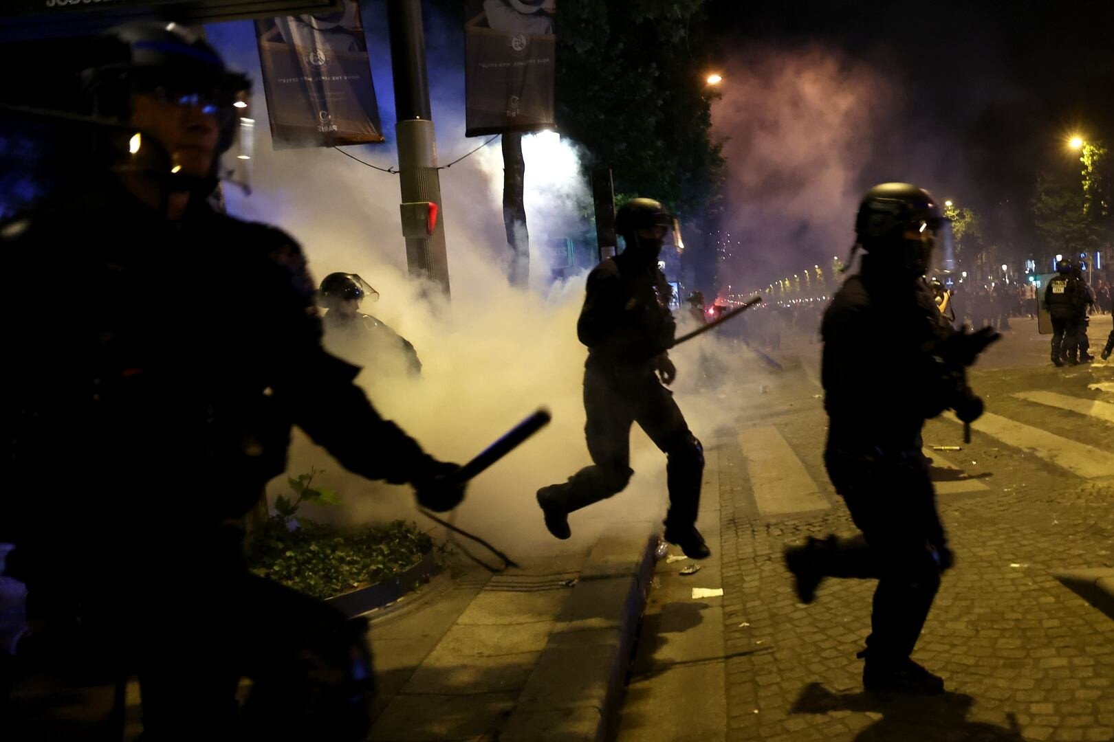 Hỗn loạn mừng PSG giành Cúp C1: 2 người thiệt mạng