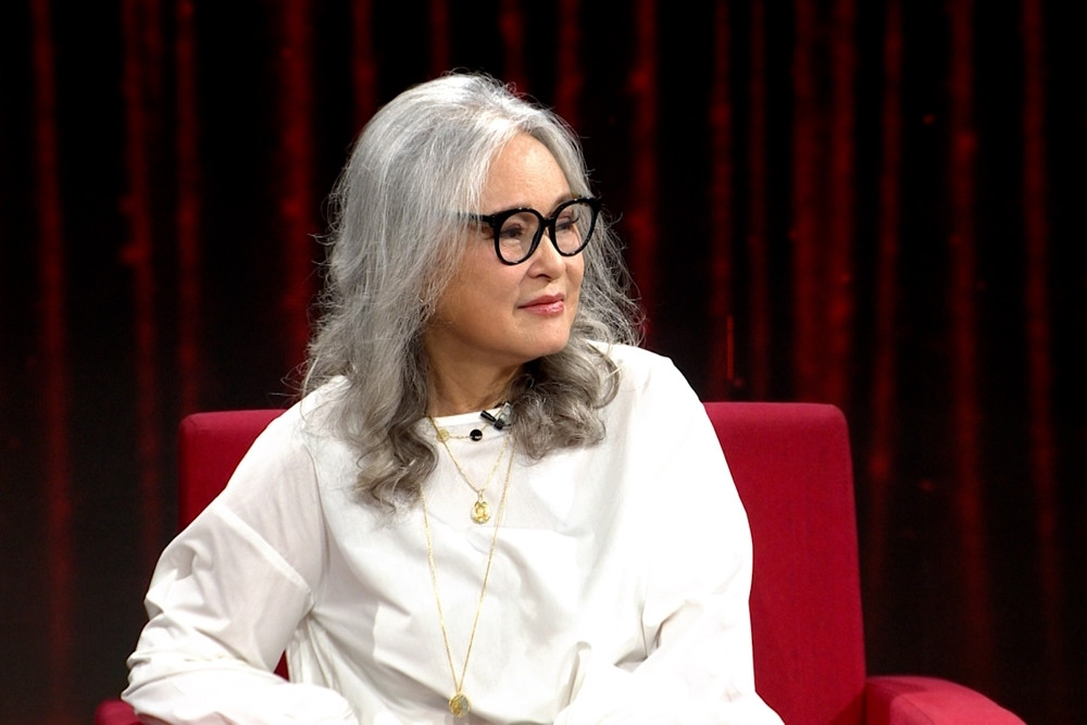 Khán giả khóc òa và bỏ chạy khi gặp NSND Hoàng Cúc 'Tướng về hưu' ngoài đời