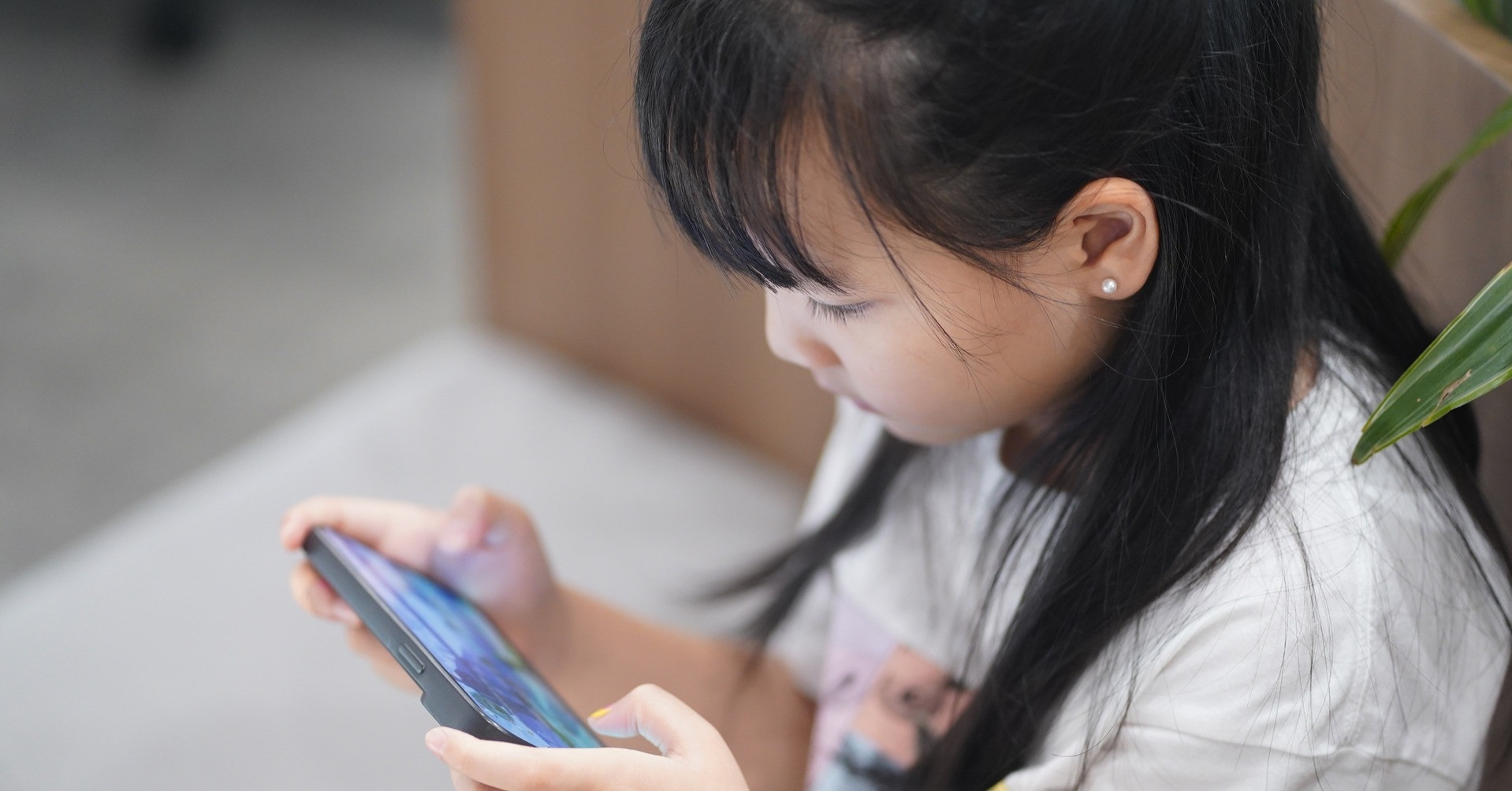 Làm sao để AI hỗ trợ thay vì cản trợ sự phát triển xã hội của trẻ em?