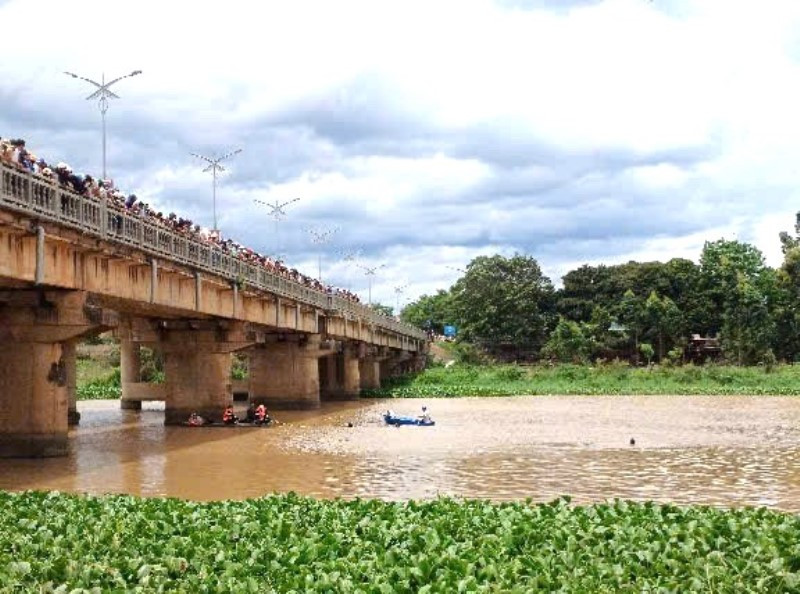 Nam sinh nhảy cầu 2.jpg