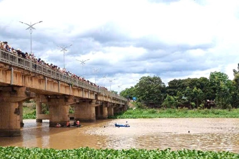 Nam sinh nhảy xuống sông rồi tự bơi vào bờ, hàng chục người vất vả tìm kiếm nhiều giờ