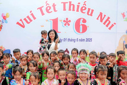 Phu nhân Ngô Phương Ly tặng quà, vui Tết thiếu nhi cùng trẻ em ở Điện Biên