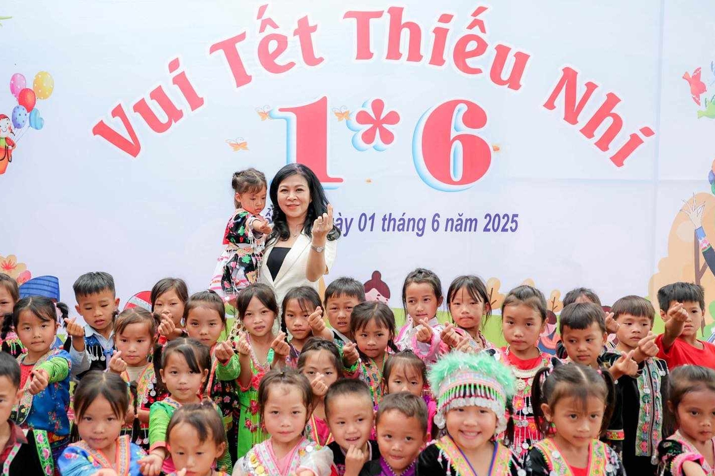 Phu nhân Ngô Phương Ly tặng quà, vui Tết thiếu nhi cùng trẻ em ở Điện Biên
