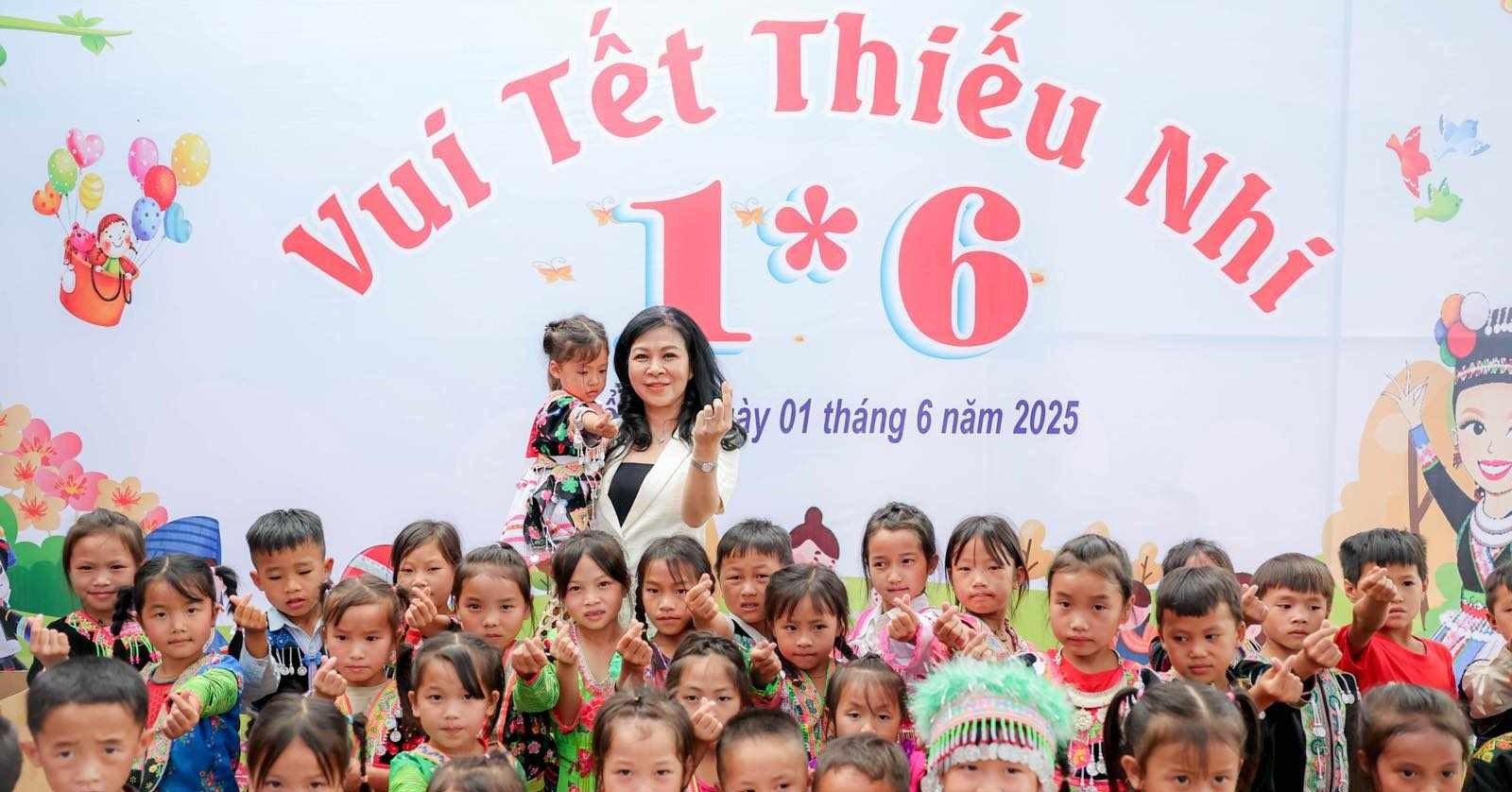 Phu nhân Ngô Phương Ly tặng quà, vui Tết thiếu nhi cùng trẻ em ở Điện Biên