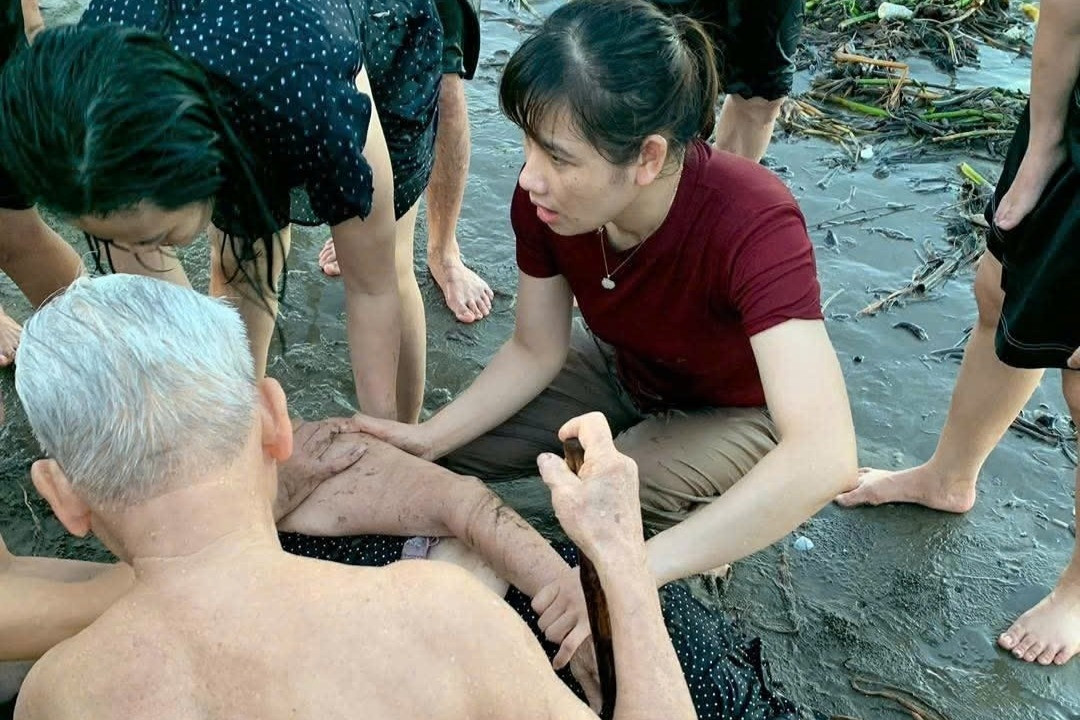 Quyết định kịp thời của nữ điều dưỡng cứu cụ bà đuối nước trên biển