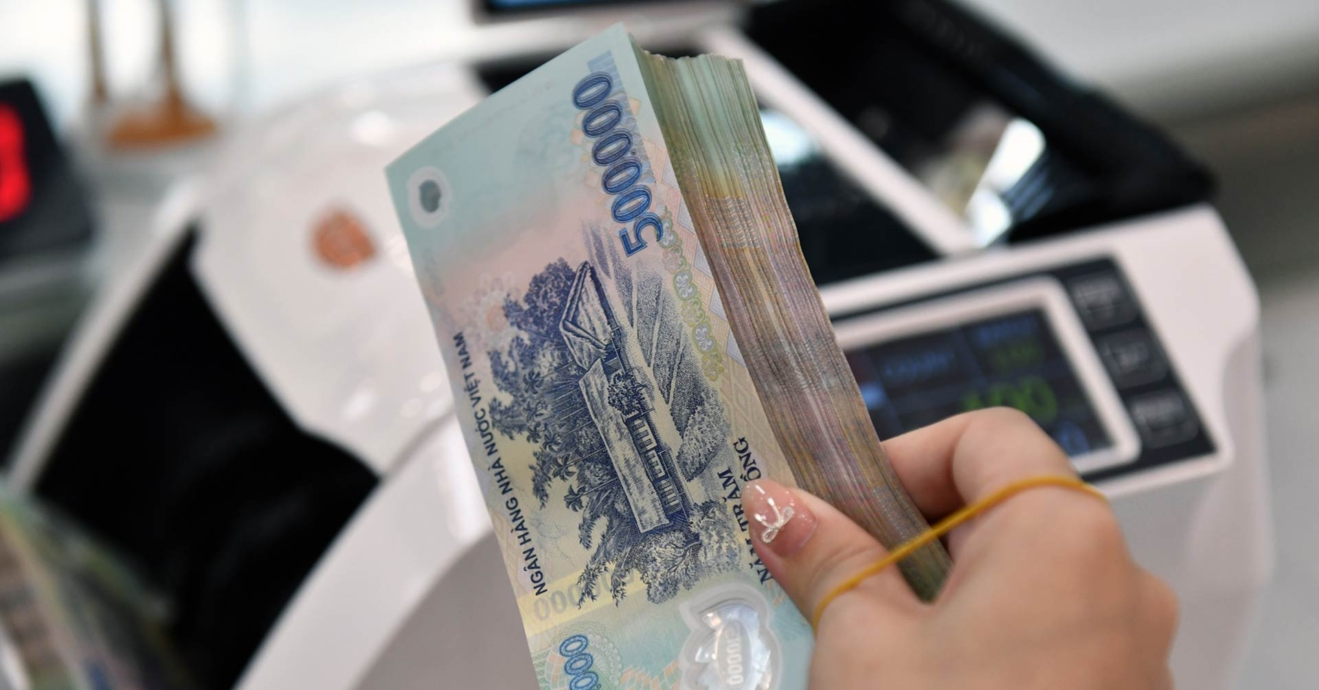 Sửa quy định về hóa đơn; cơ chế tiền lương mới với doanh nghiệp nhà nước