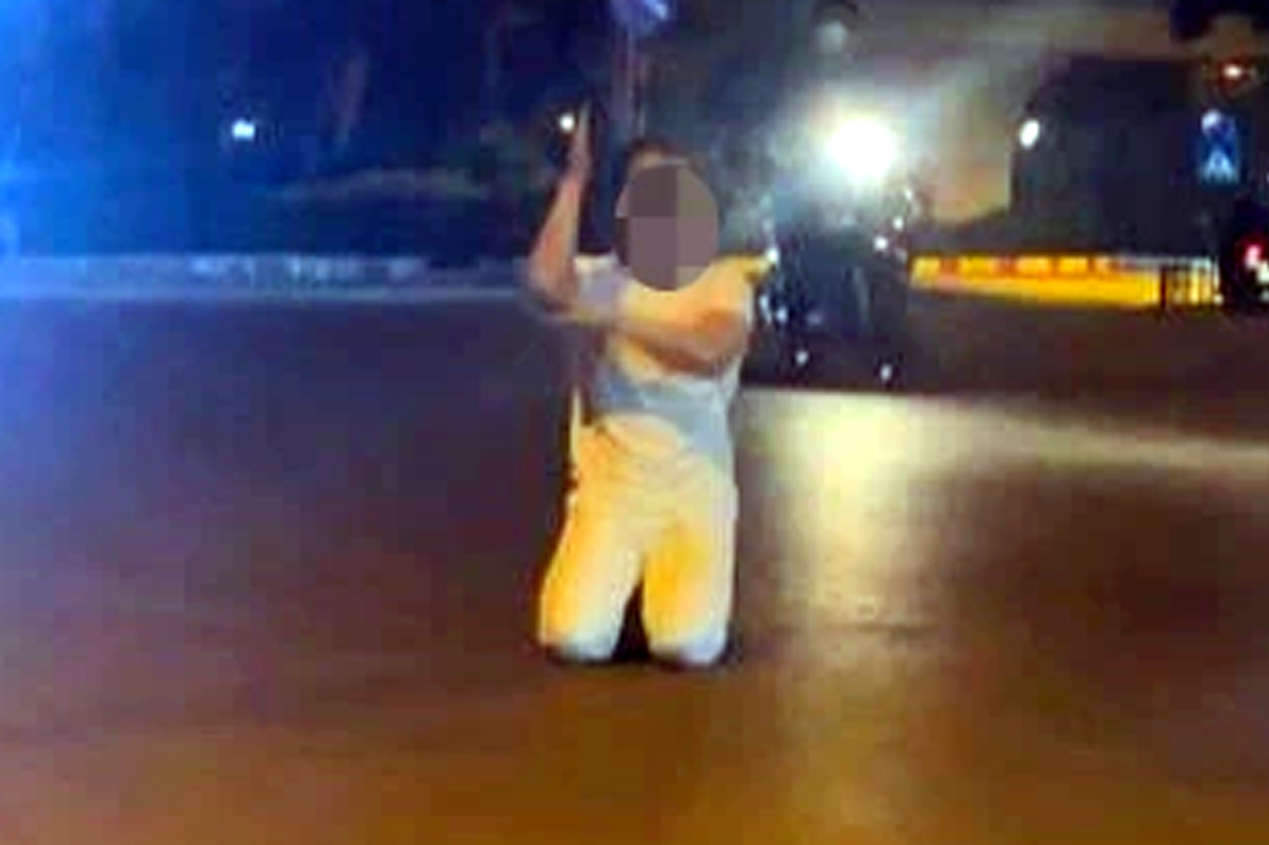 Thanh niên quỳ lạy đến chảy máu đầu trước miếu thờ giữa đường ở Hà Nội