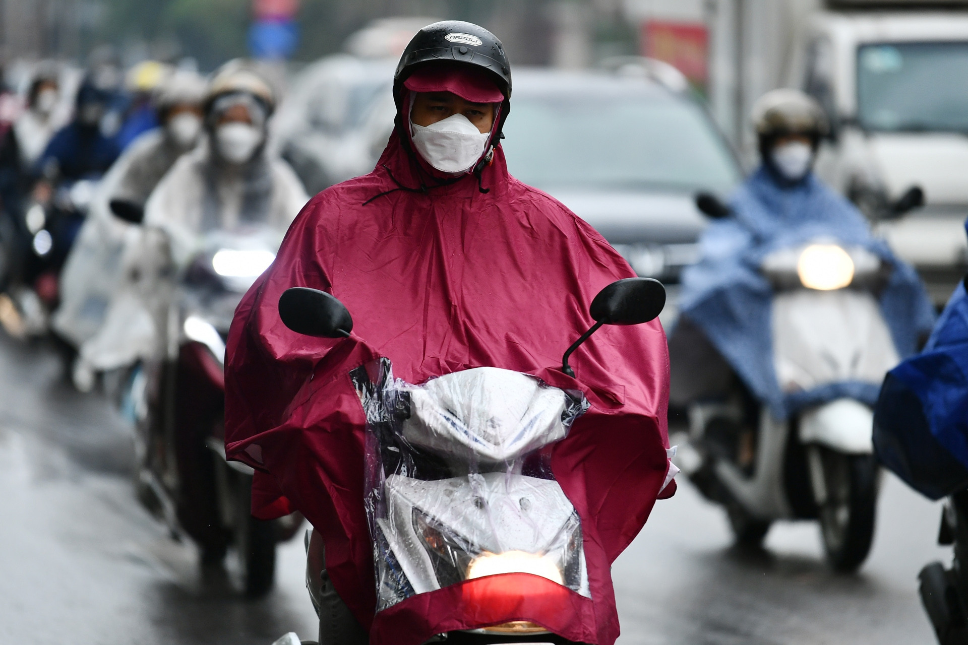 Thời tiết Hà Nội 3 ngày tới: Nắng nóng rát rạt, rồi mưa giông hạ đột ngột 10 độ