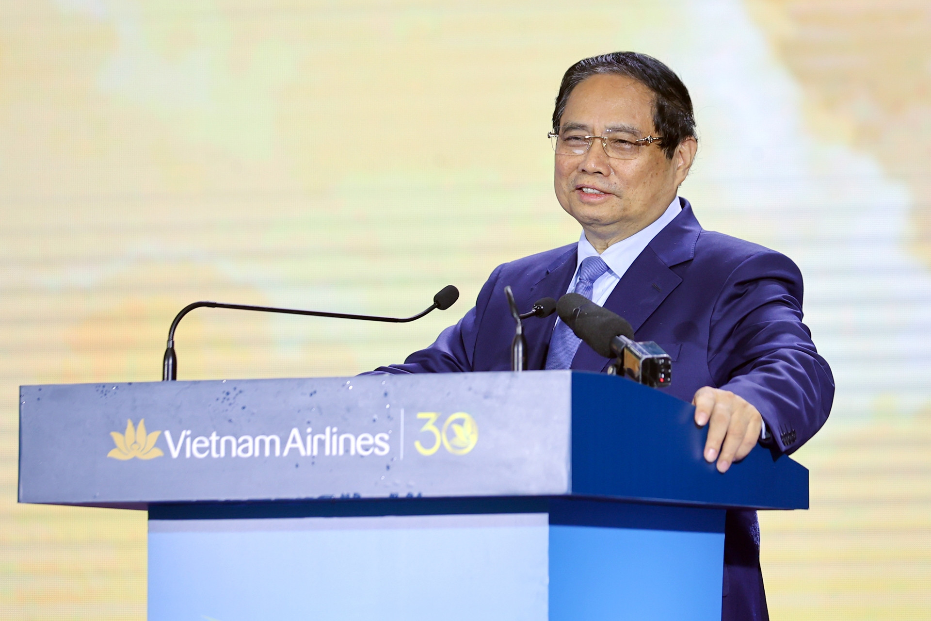 Thủ tướng: 'Máy bay Việt Nam bay tới đâu thì biên giới mềm nước ta tới đó'