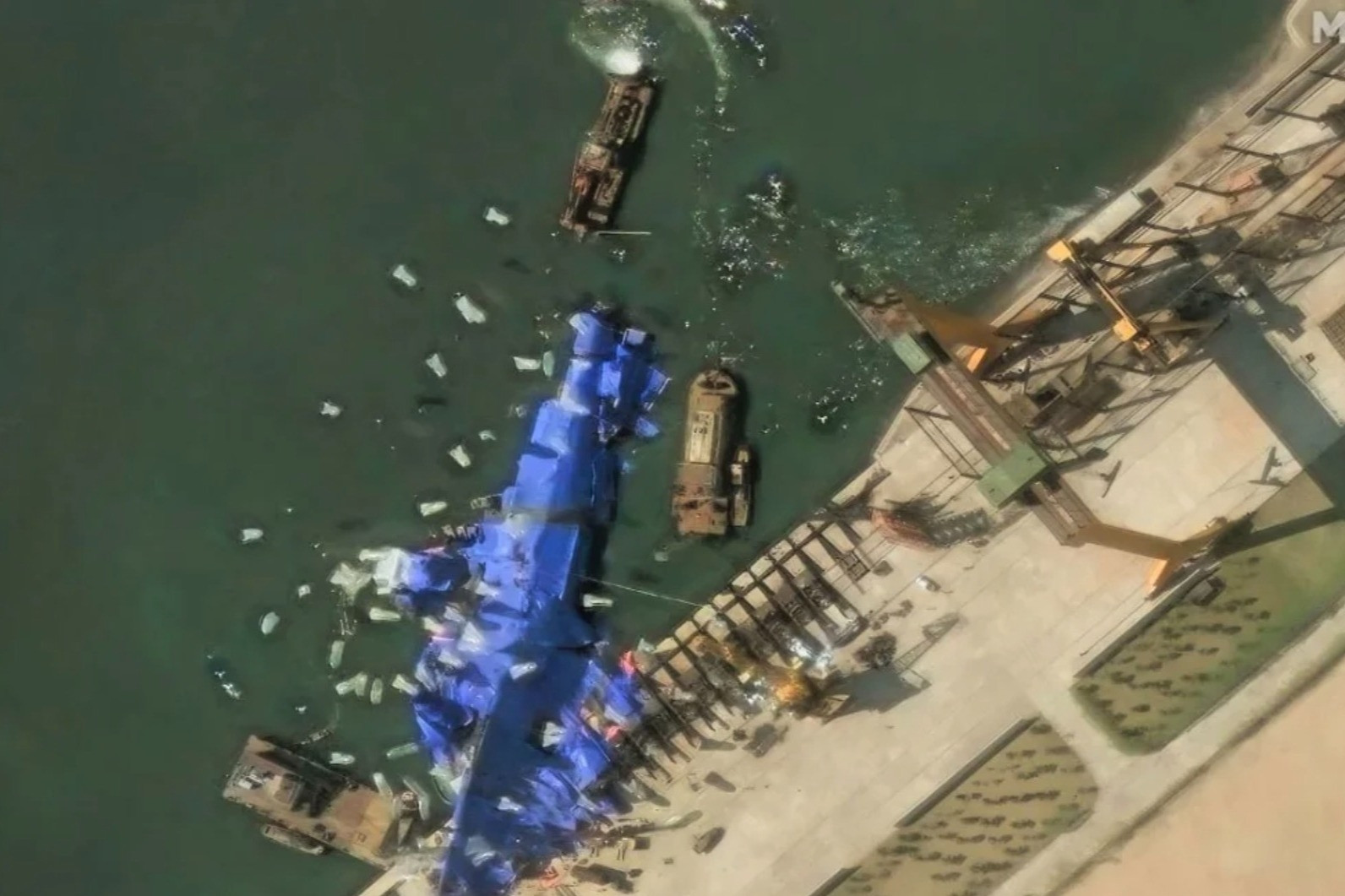 Triều Tiên đưa các vật thể hình tròn bí ẩn tới tàu chiến bị chìm