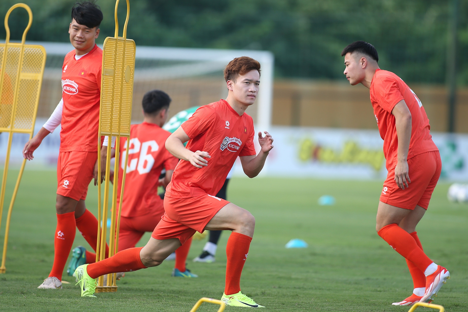 Tuyển Việt Nam: Trụ cột quá tải, HLV Kim Sang Sik tính sao