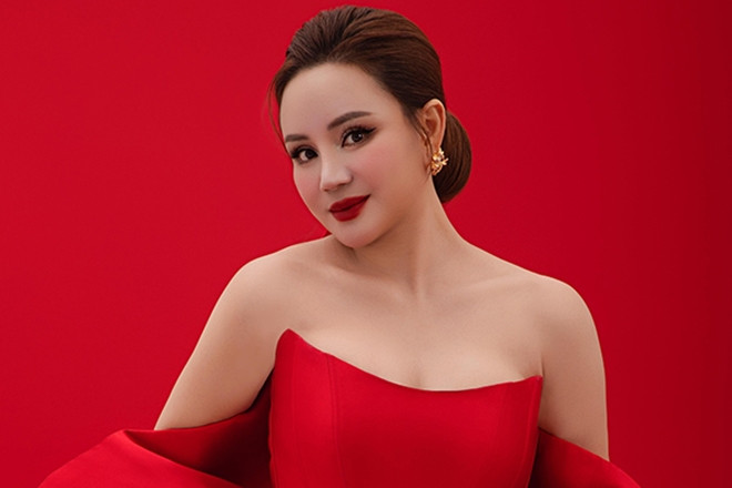 Vy Oanh 'mẹ 3 con' vẫn gợi cảm, hoa hậu Giáng My tuổi 54 đẹp 'không tỳ vết'