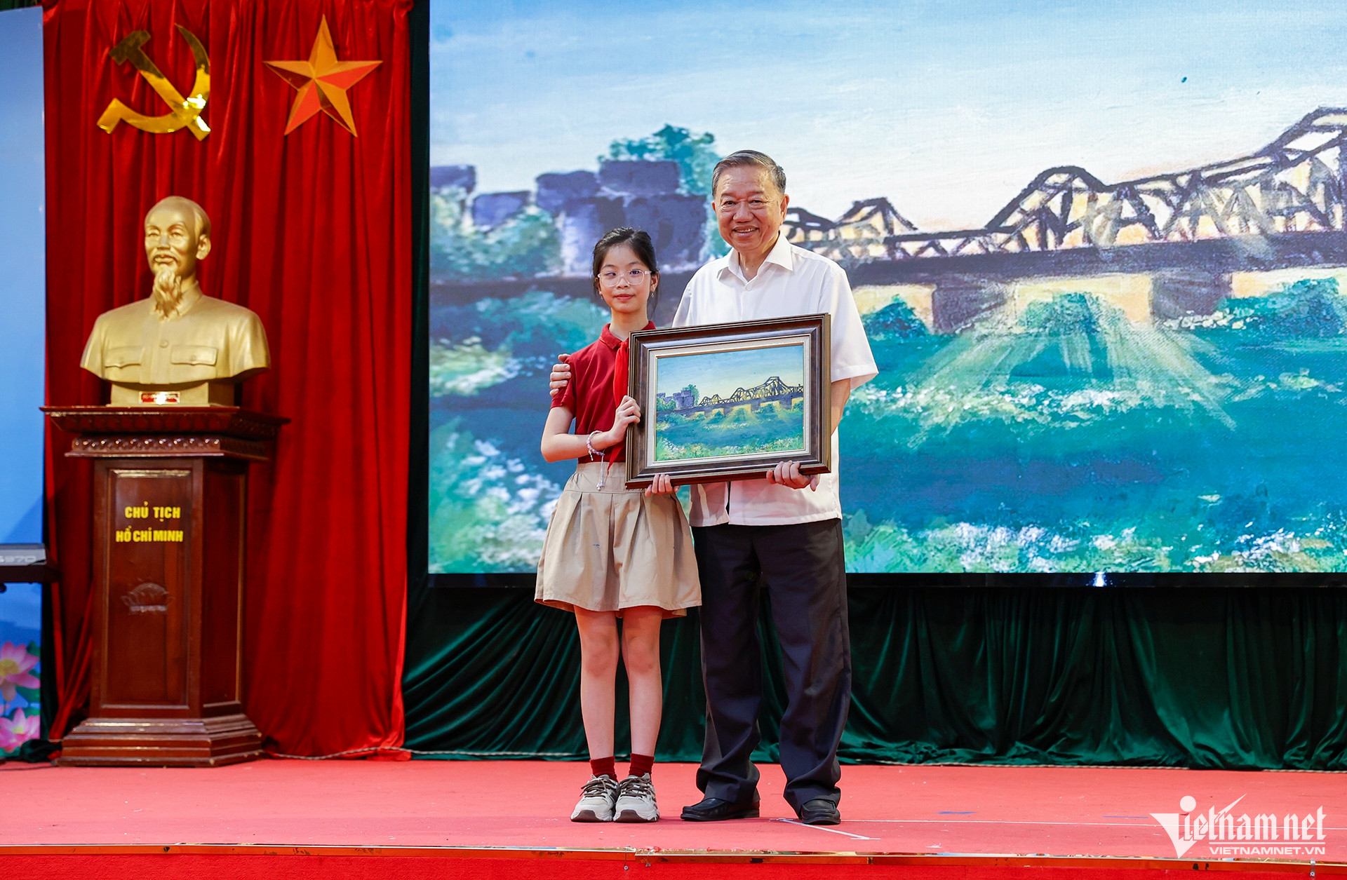 W-Hoàng Thuỳ Chi tặng tranh _8987.jpg