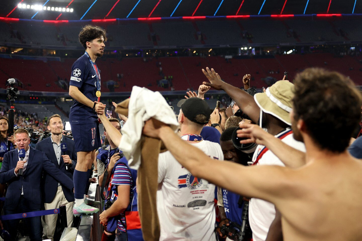 www_thesun_co_uk 2025 paris st germain fan 999550132 (1).jpg