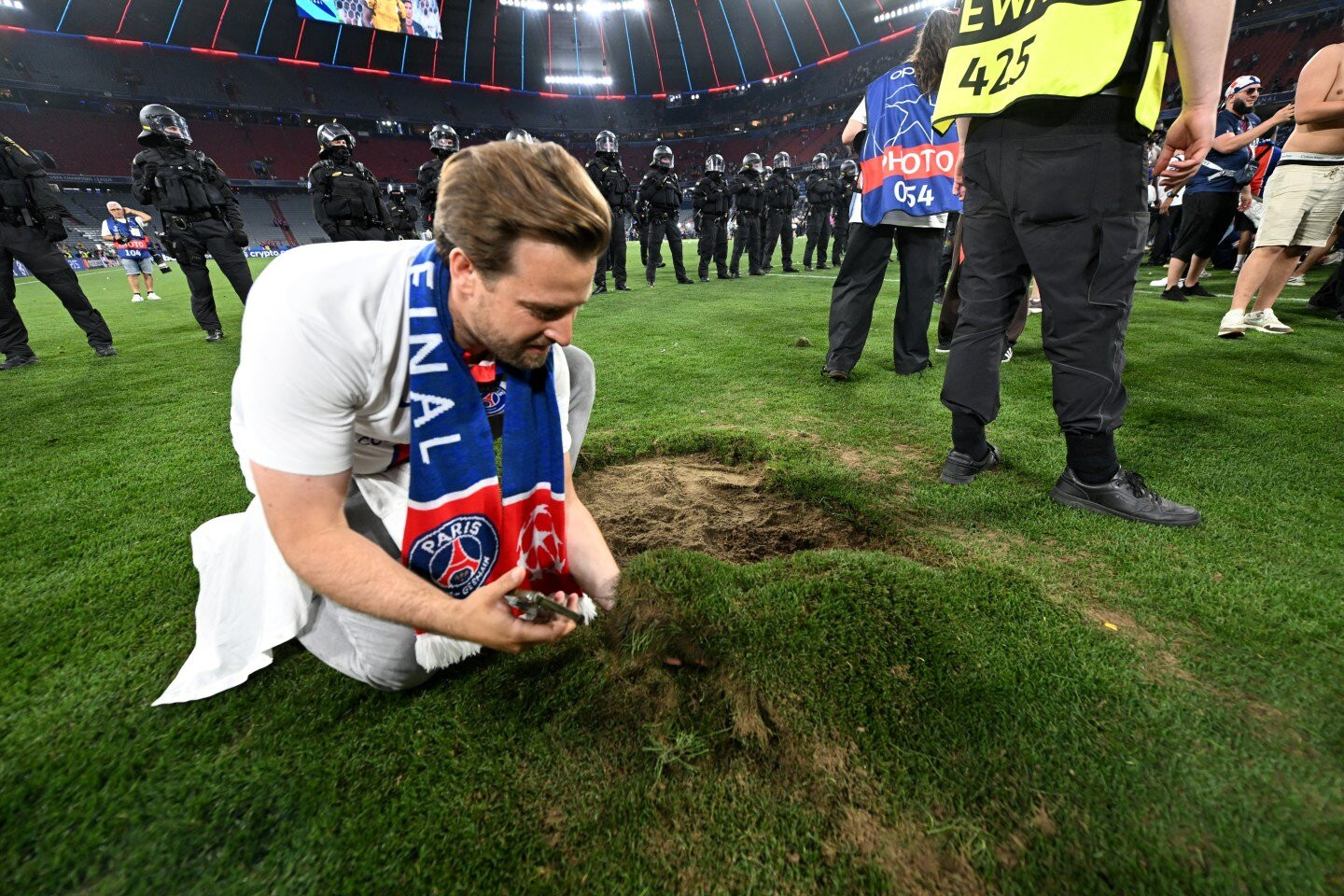 www_thesun_co_uk 2025 paris st germain fan 999550132 (2).jpg