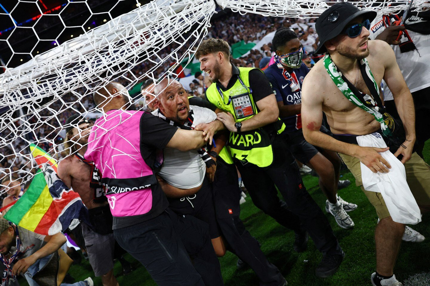 www_thesun_co_uk 2025 stewards hold pitch invader 999551352 (1).jpg