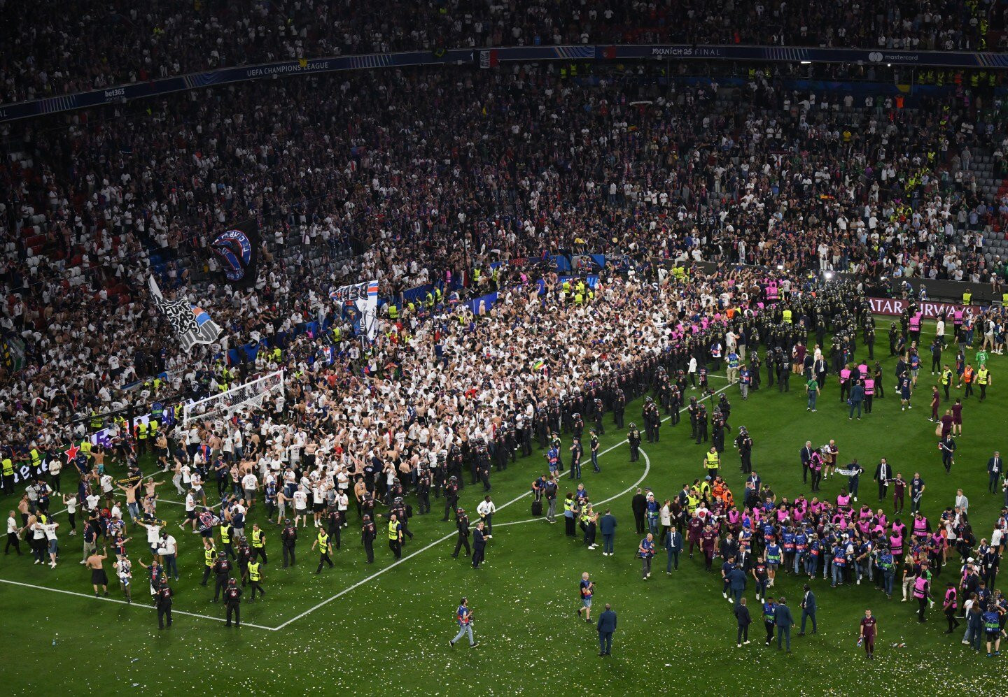 www_thesun_co_uk psg fans invade field end 999550299.jpg