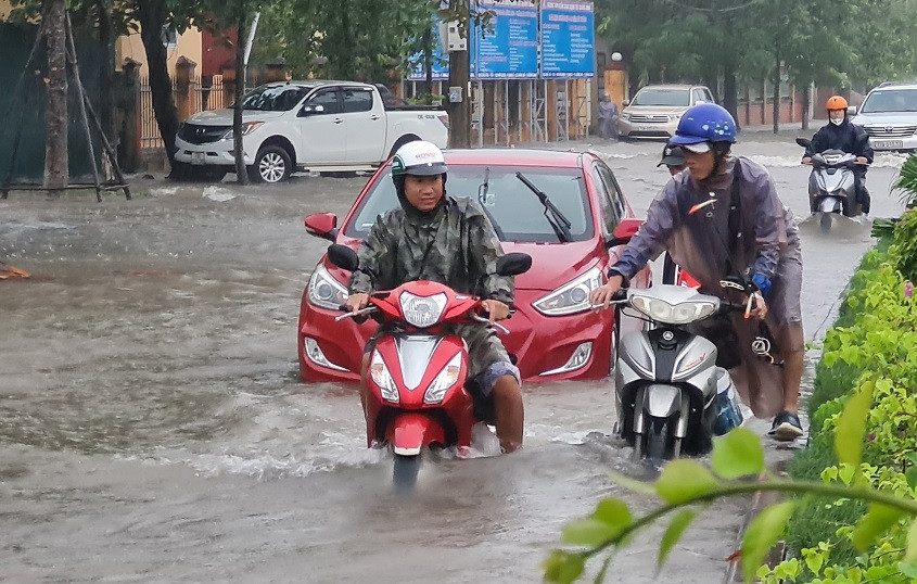 Dự báo thời tiết 11/6/2025: Bão số 1 hình thành, mưa lớn tầm tã ở Trung Bộ