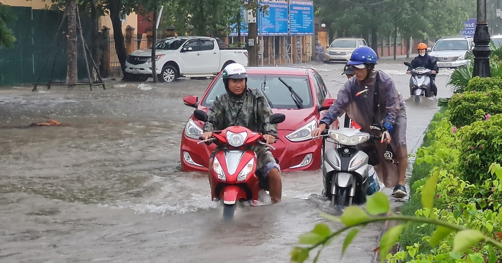 Dự báo thời tiết ngày mai 11/6/2025: Mưa lớn tầm tã suốt dọc Trung Trung Bộ