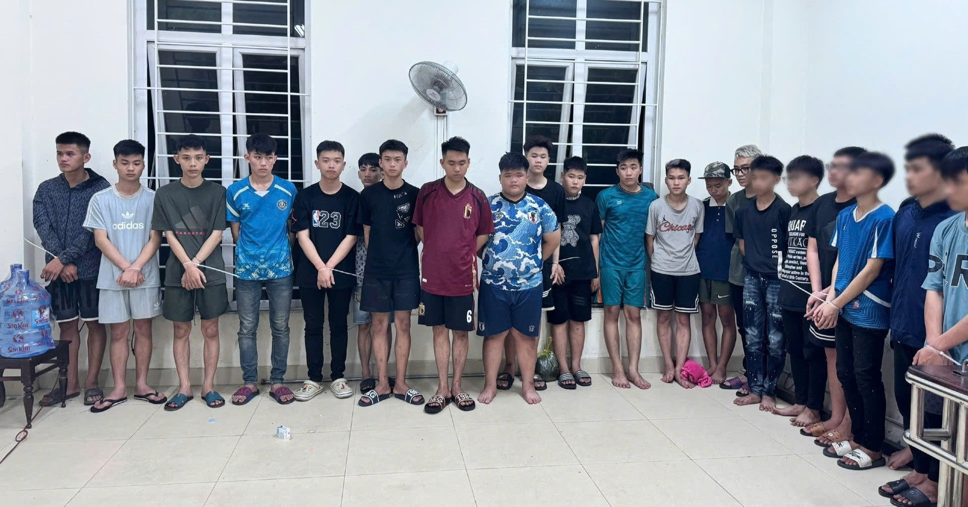 Bắt 28 đối tượng gây rối, mang dao kiếm đi hỗn chiến ở Nghệ An