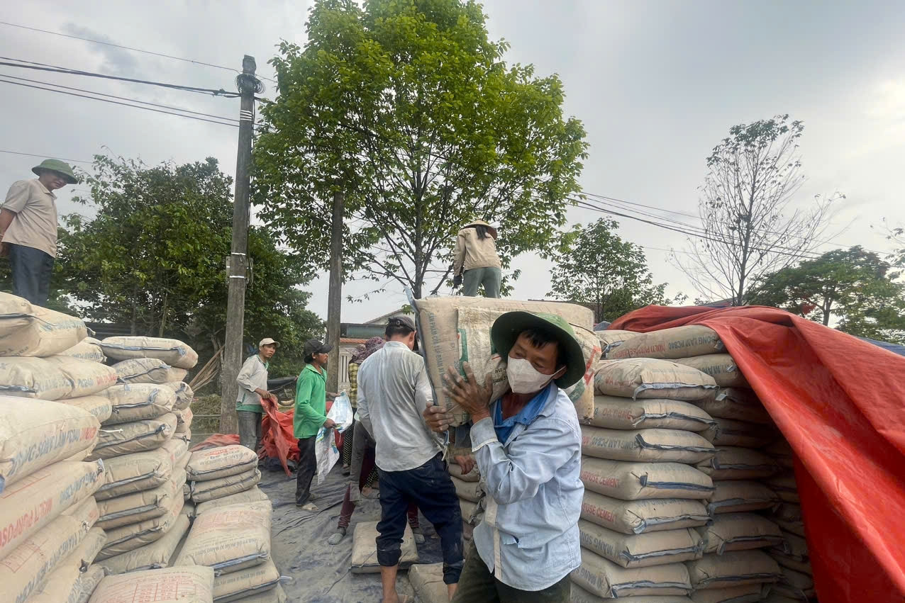 Bắt giam chủ tịch xã liên quan 200 tấn xi măng bị hư hỏng do phơi ngoài trời