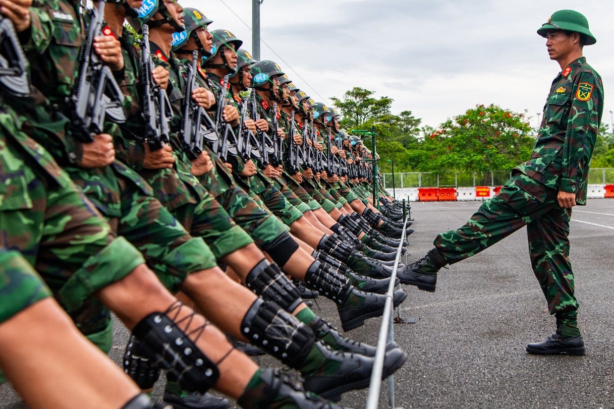 Bộ đội Hoá học đeo tạ chân khổ luyện diễu binh chuẩn bị 80 năm Quốc khánh
