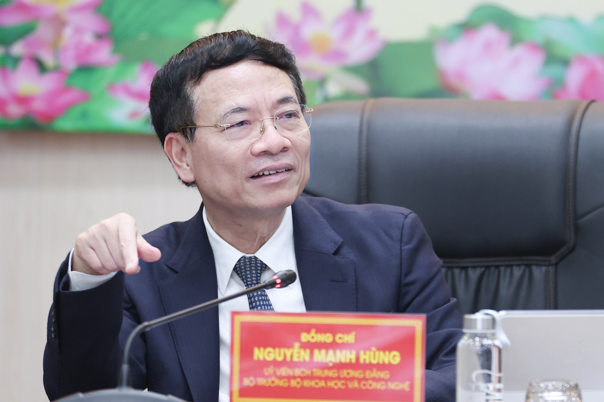 Bo truong Nguyen Manh Hung.jpg