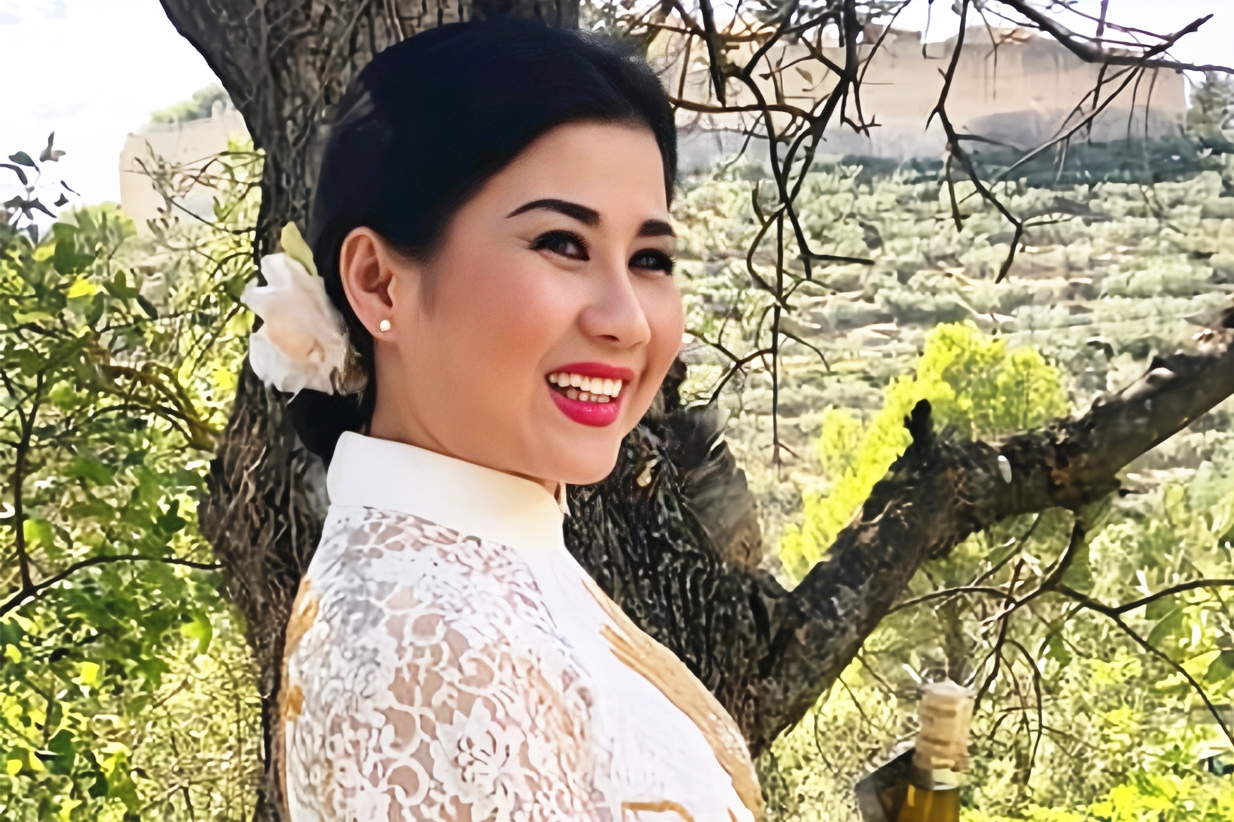 Cuộc sống thi vị của nữ nghệ sĩ Việt trong lâu đài cùng chồng Tây hơn 22 tuổi