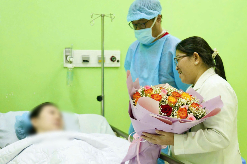Hai bác sĩ Việt đưa sản phụ Singapore được can thiệp bào thai về nước an toàn
