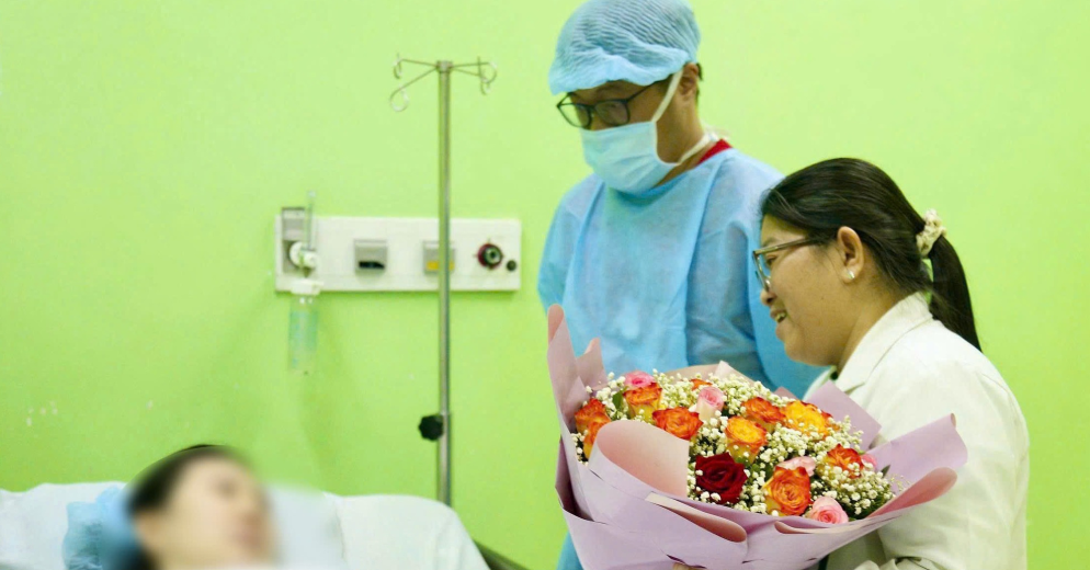 Hai bác sĩ Việt đưa sản phụ Singapore được can thiệp bào thai về nước an toàn