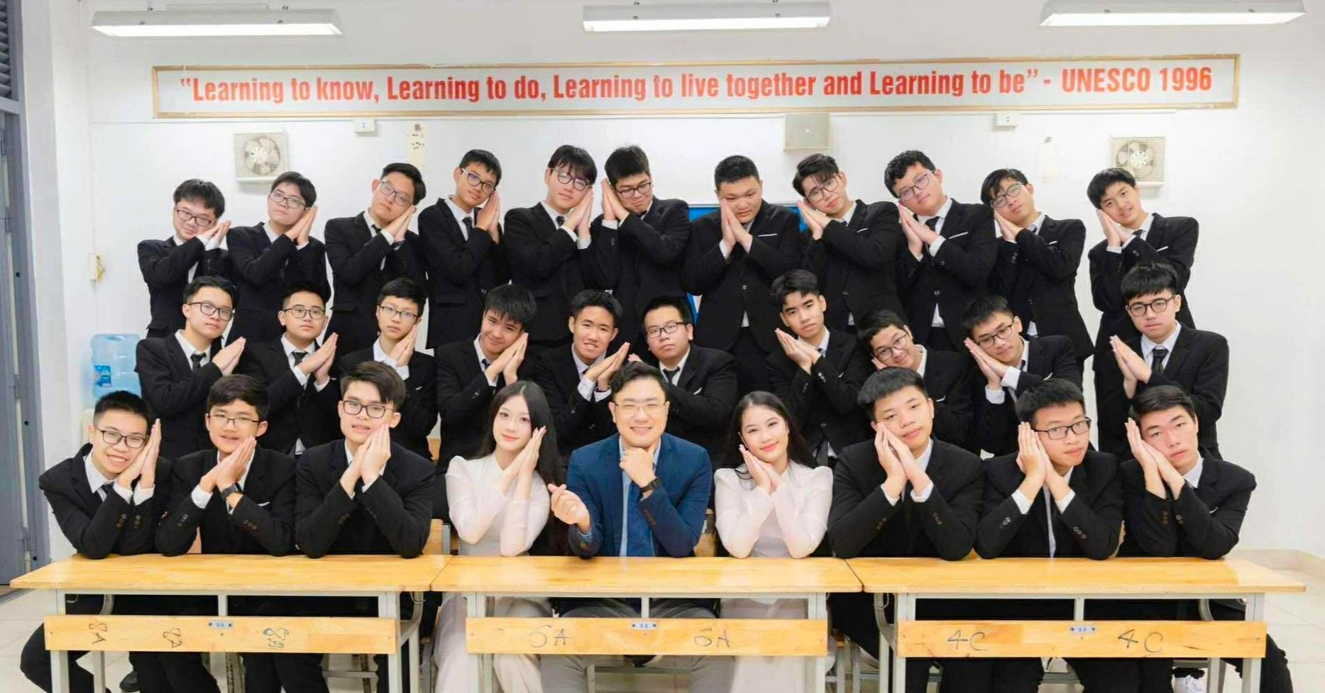 Lớp có 28 học sinh thi Trường chuyên Khoa học T...