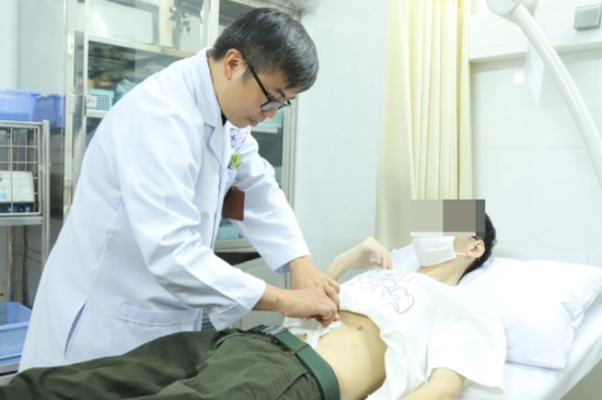 Nam thanh niên suy kiệt, sụt 12kg vì mê điện thoại