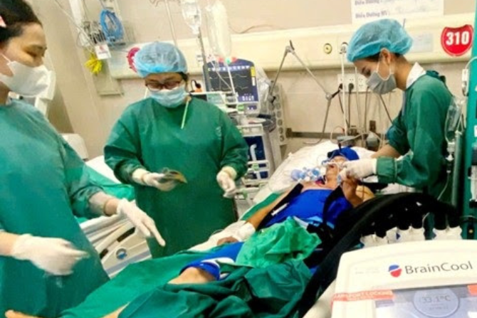 Người đàn ông bị điện giật ngừng tim khi xuống hồ bắt cá Koi