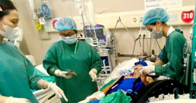 Người đàn ông bị điện giật ngừng tim khi xuống hồ bắt cá Koi