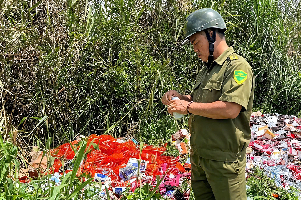 Nguồn gốc bất ngờ của số thực phẩm chức năng bị vứt thành đống ở TPHCM