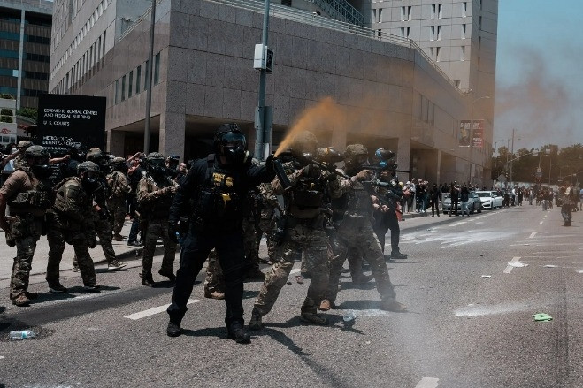 Ông Trump ủng hộ bắt Thống đốc California, 700 lính thủy đánh bộ tới Los Angeles