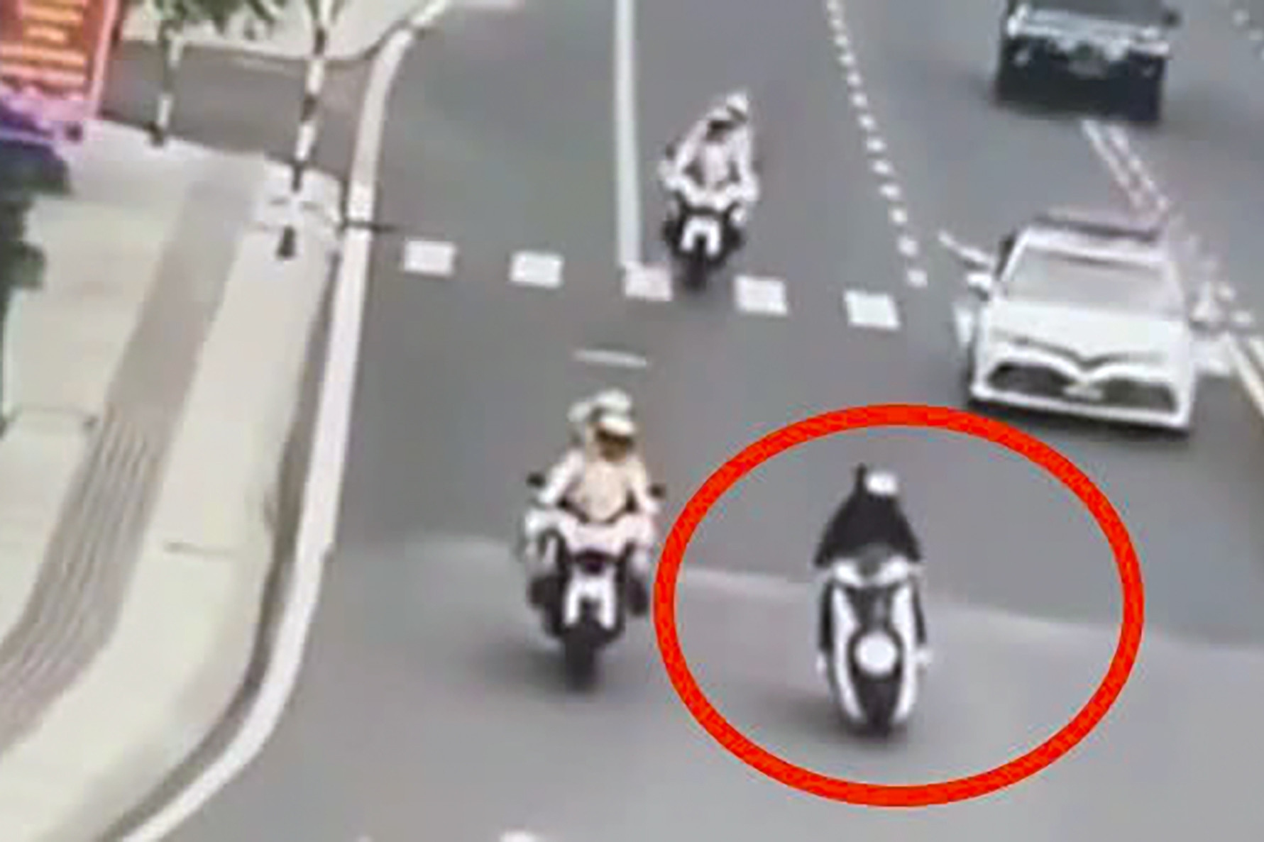 Tài xế xe SH ngang nhiên chen lấn, vượt lên đoàn xe ưu tiên