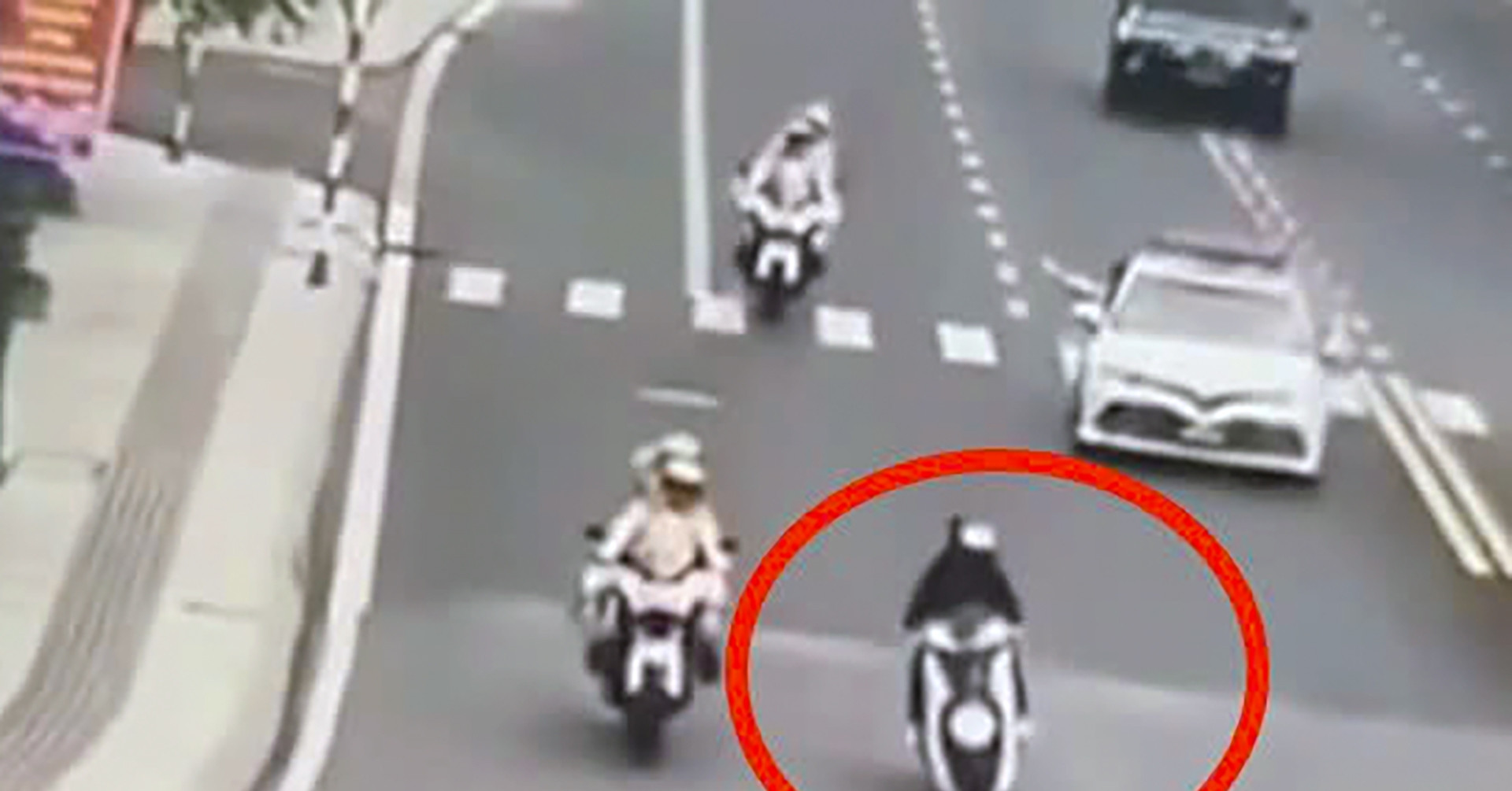 Tài xế xe SH ngang nhiên chen lấn, vượt lên đoàn xe ưu tiên
