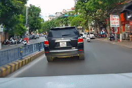 Tranh cãi tình huống ô tô con 'bò' trên đường, không cho xe khác vượt