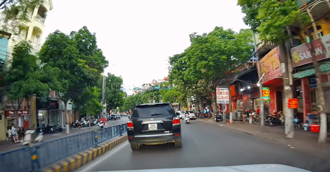 Tranh cãi tình huống ô tô con 'bò' trên đường, không cho xe khác vượt