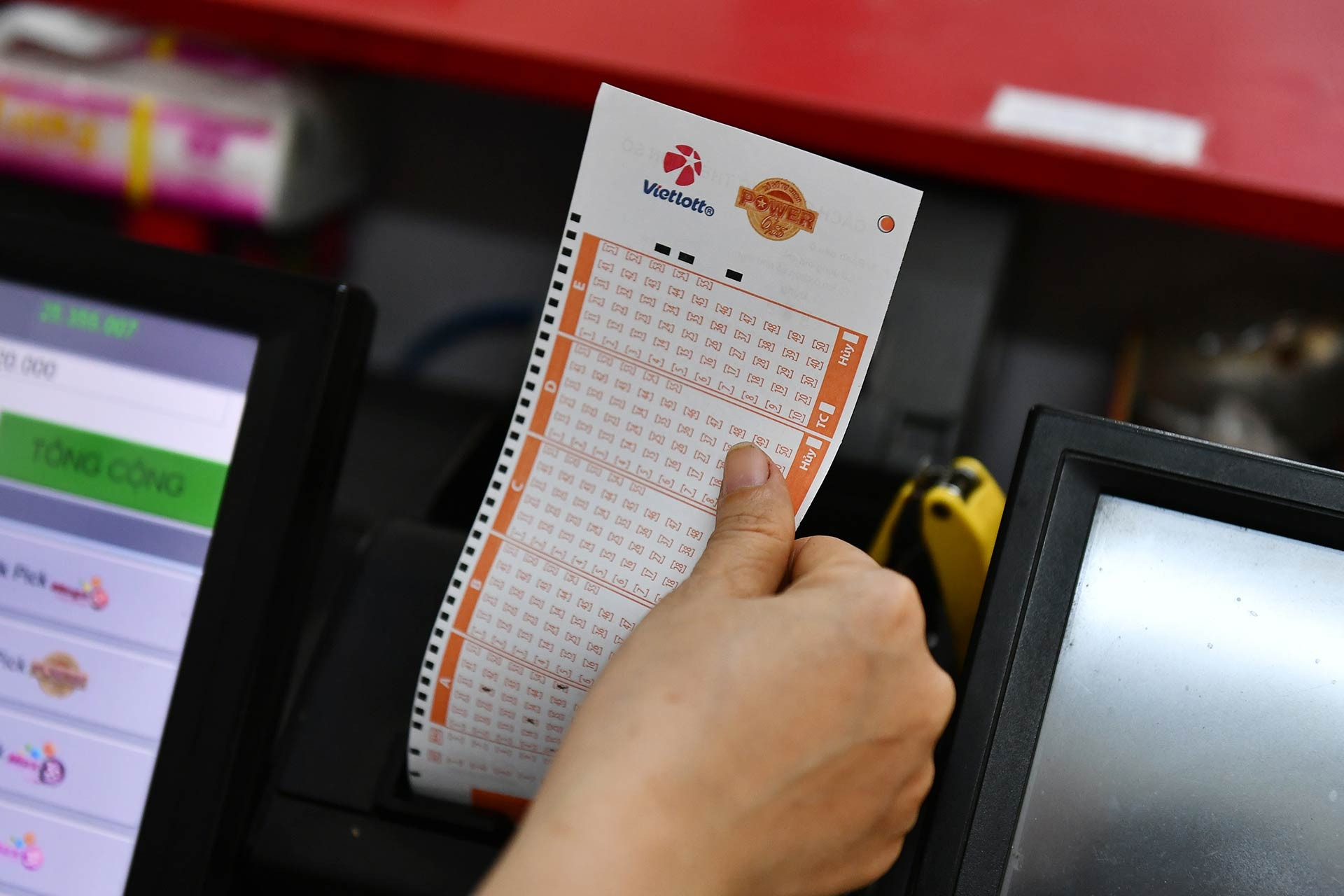 Vietlott tìm ra 2 vé số trúng độc đắc gần 10 tỷ