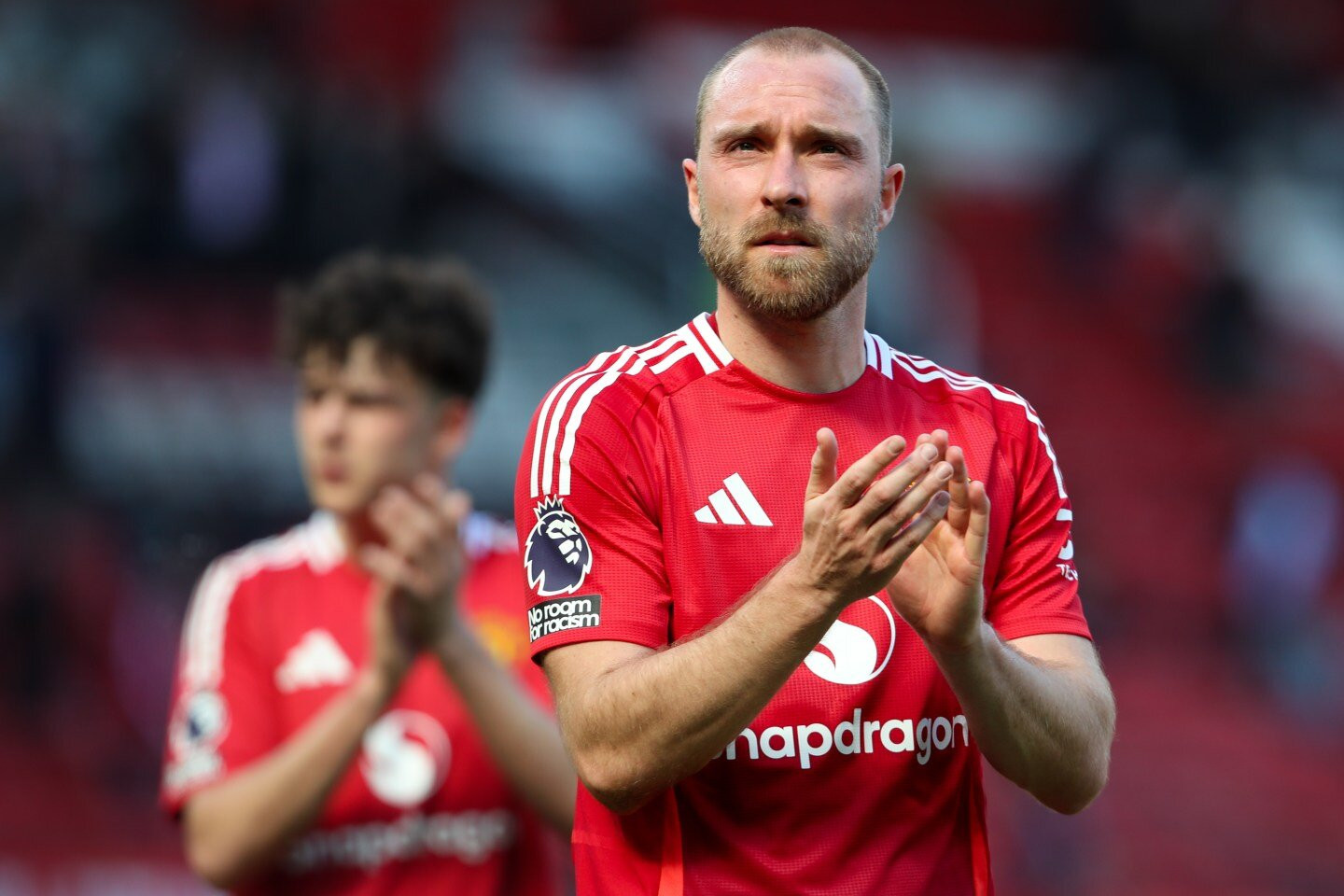 www_thesun_co_uk jonny evans manchester united applauds 998144239.jpg