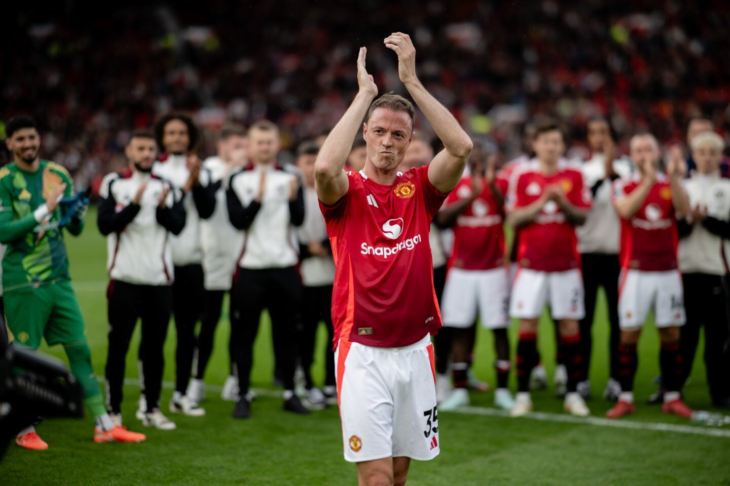 www_thesun_co_uk jonny evans manchester united applauds 998144239 (2).jpg