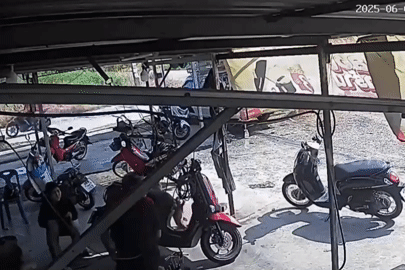 Xe tải tông nát cửa hàng, người phụ nữ thoát chết trong gang tấc
