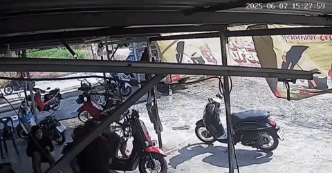 Xe tải tông nát cửa hàng, người phụ nữ thoát chết trong gang tấc