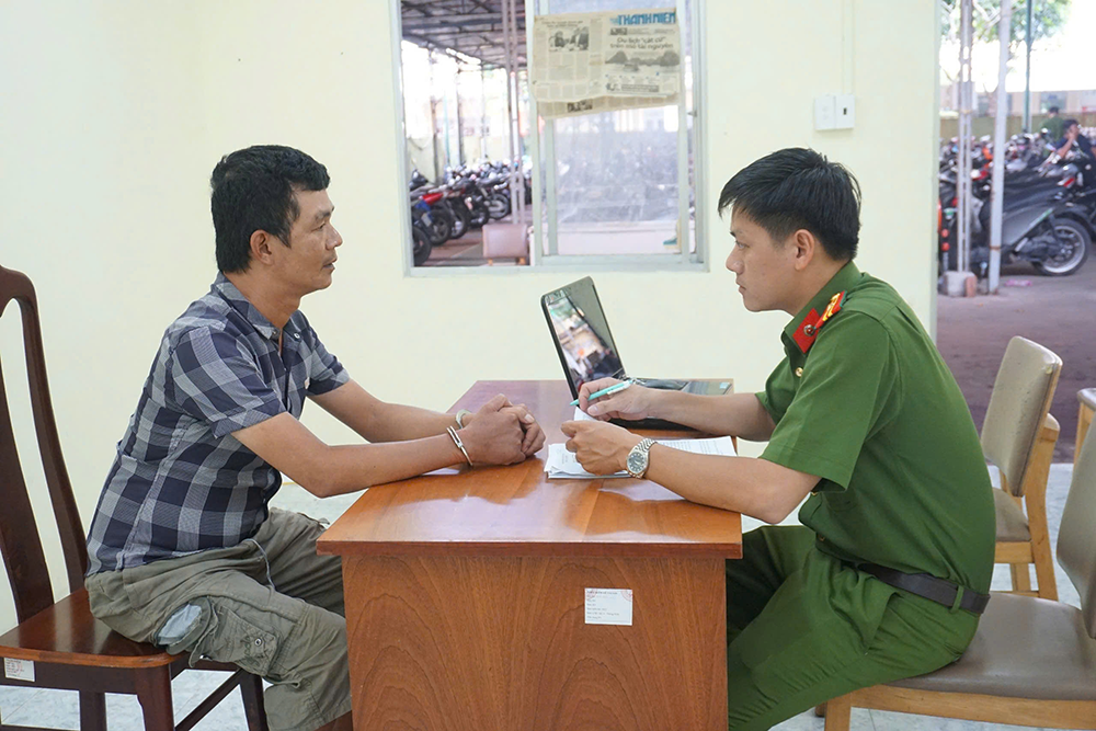 2 doi tuong xuc pham cong an TpHCM 2.png