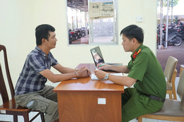 2 doi tuong xuc pham cong an TpHCM 2.png