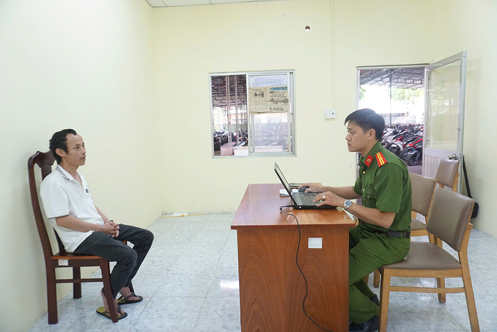 2 doi tuong xuc pham cong an TpHCM 3.png