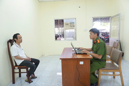 2 doi tuong xuc pham cong an TpHCM 3.png