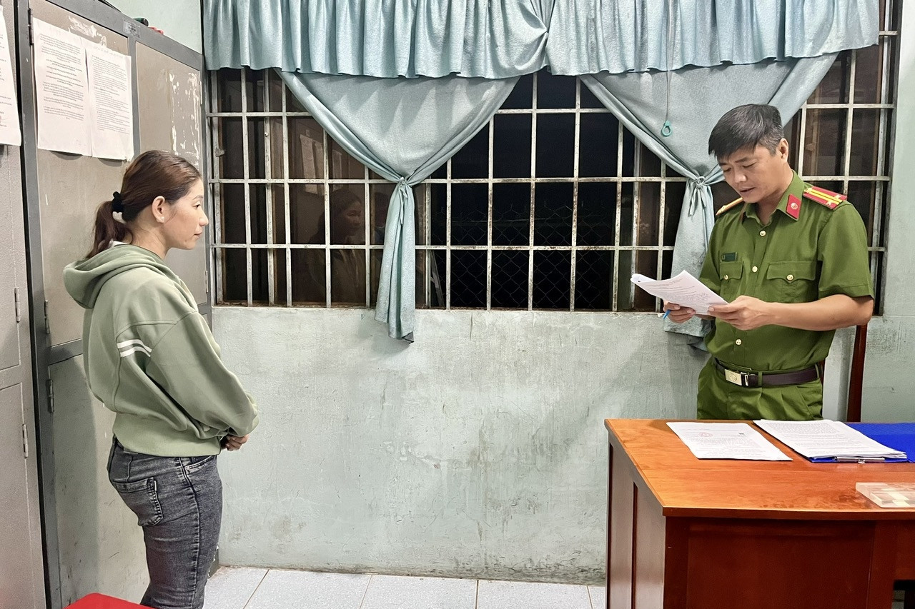 Bản tin trưa 11/6: Cự cãi chó hàng xóm sang tiểu tiện, người phụ nữ gây án mạng